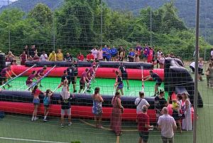 Bagni di Lucca, spopola il calcio-balilla umano: successo per il maxi biliardino e ora un torneo