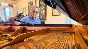 Valentino, una vita ad accordare i pianoforti: «Ecco perché l’Ai non sostituirà mai l’orecchio umano»