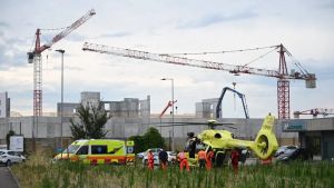 Cede il braccio di una betoniera e lo schiaccia: grave operaio nel cantiere del carcere a San Vito