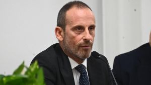 Applicata la nuova norma sullo 'scudo' per gli agenti. Il pm: 