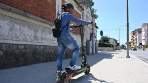 Monopattini elettrici, nuove regole: obbligo di assicurazione, targa e casco. Quanto costa la polizza