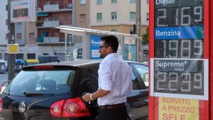 Benzina e diesel tornano a crescere in Fvg: il pieno in Slovenia conviene di nuovo a tutti