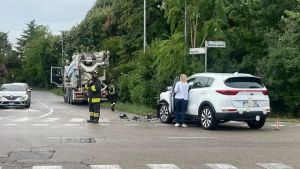 Scontro all'alba tra auto e betoniera a Pordenone: un ferito in codice arancione