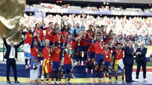 La imagen surrealista de la entrega del trofeo: Infantino pide a Trump que se aparte para no restar protagonismo a España