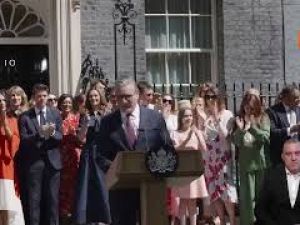 Standing ovation all'arrivo di Keir Starmer alla sua ultima conferenza stampa da Primo ministro