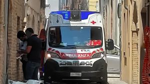 Urta con la Vespa un'impalcatura, cade muratore. Interviene l'eliambulanza