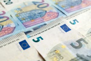 Ίση αμοιβή γυναικών και ανδρών: Μπορεί η ψευδοεργολαβία να υπονομεύσει την Οδηγία για τη μισθολογική διαφάνεια;