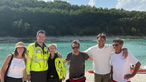 Vuole fare la traversata del lago, ma rischia di annegare: salvato