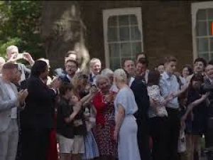 Nuovo Primo ministro britannico Andy Burnham arriva al numero 10 di Downing Street tra gli applausi