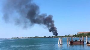 Alberoni, esplode una bombola di propano: incendio in un capannone