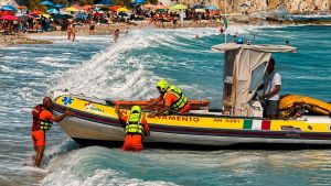 Tempesta a Portonovo. Canoisti e sup soccorsi: ribaltati dalle maxi onde