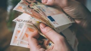 Ίση αμοιβή γυναικών και ανδρών: Μπορεί η ψευδοεργολαβία να υπονομεύσει την Οδηγία για τη μισθολογική διαφάνεια;