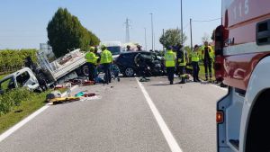 Gaiarine, scontro fra un’auto e un furgone: sette feriti