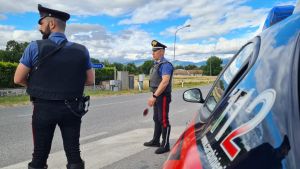 Minacciano la direttrice e rapinano l’ufficio postale all’ora di pranzo