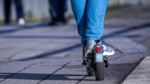 Elfjähriger kommt mit blauem Auge davon: 80-Jährige stößt mit Kind auf E-Scooter zusammen