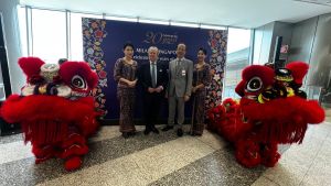 Milano Malpensa, Singapore Airlines celebra 20 anni di voli: festa nell’area gate dell’aeroporto