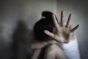 Livorno, picchia l’ex e la colpisce con un telefonino: condannato a tre anni e mezzo