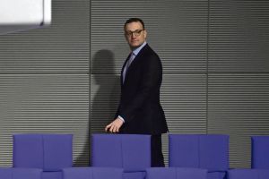 Le président du groupe CDU au Bundestag a dû démissionner : pas pour sa proximité avec l’extrême droite mais pour un recours à la GPA