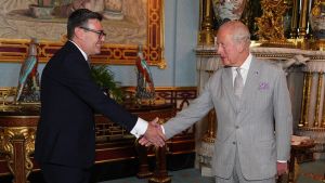 Burnham telefona a Trump e Zelensky, fa sobbalzare i mercati e sceglie i suoi ministri