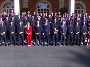 Sanchez riceve Nazionale spagnola a Palazzo della Moncloa, la foto di gruppo con la Coppa del Mondo