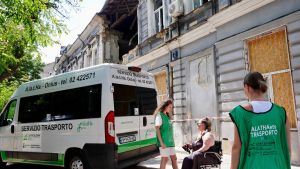 Da Milano a Odessa, la onlus che sfida le bombe russe per trasportare chi ha una disabilità