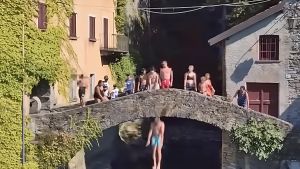 Ponte di Nesso virale: i tuffi proibiti nel lago continuano (nonostante l’ordinanza e le multe)
