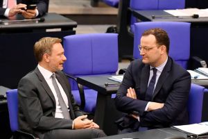 Spahn geht, bevor die Koalition implodiert: Gut für seine Familie und die Karriere