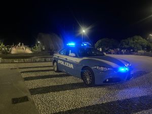 Livorno, la moglie scopre il marito con l’amante e quest'ultima la prende a botte