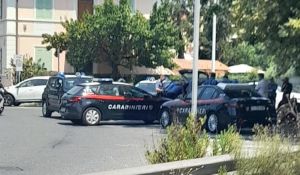 Droga: in quattro inseguiti dai carabinieri e fermati all'ingresso della città