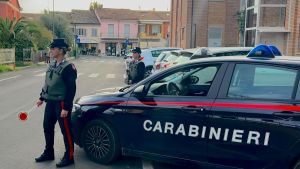Cavo di acciaio in strada: ferito giovane