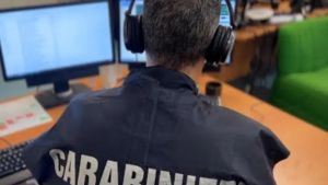 Lasciava i figli piccoli a casa da soli e andava al bar con le amiche: mamma a processo