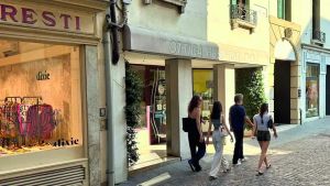Il centro di Treviso perde anche l’ottica Hesperia Bottegal