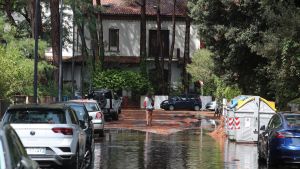 Grandine, vento e alberi crollati. Scuola scoperchiata a Lido. Statale Romea chiusa per ore. Allagamenti in varie strade /