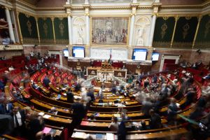 Loi d’urgence agricole adoptée à l’Assemblée : le gouvernement divise jusque dans ses rangs et couronne l’agrobusiness