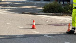 Urta un ciclista e fugge, è caccia all’auto pirata