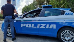 Notte da incubo, coppia sequestrata in casa sotto la minaccia di due coltelli. Molestie alla ragazza e botte agli agenti che lo arrestano