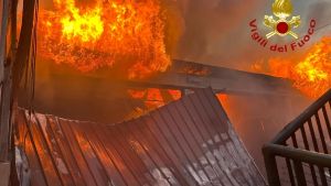 Castronno, maxi incendio in un capannone a Cascine Maggio: notte di lavoro per i vigili del fuoco