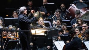 La magia di Muti incanta la piazza. Lucca Summer Festival, grande successo per il Maestro