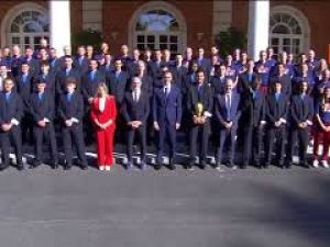 Sanchez riceve la Nazionale spagnola dopo la vittoria ai Mondiali 2026 alla Moncloa