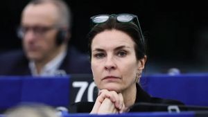 Lettera con minacce all'eurodeputata Pd Moretti, la firma è di “Potere al Popolo”