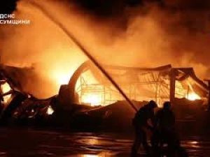 Guerra Ucraina, raid russi su Sumy, in fiamme un grattacielo e un centro commerciale
