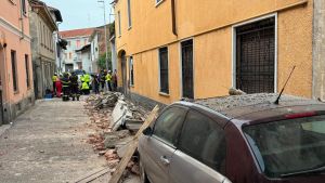 Vigevano, crolla il tetto che sta ristrutturando: operaio gravissimo