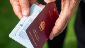 Am Flughafen fällt es auf: Warum ist unser Reisepass rot, andere aber grün, blau oder schwarz?