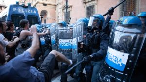 Scontri a Bologna, feriti 14 poliziotti del Reparto Mobile di Padova