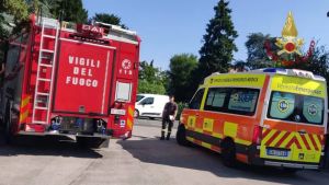 Fiamme in un appartamento a Mestre, donna ustionata e anziano intossicato
