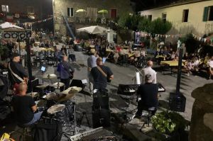 Montefegatesi, ecco una delle sue feste estive più amate: tutti a passeggio (gustando specialità) tra le piazzette