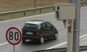 Prihajajo pametne cestne kamere: prepoznajo vse prekrške, tudi to, kdaj vam je poteklo zavarovanje