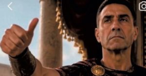 Vannacci, il video virale sui social del generale-imperatore fa impazzire la sinistra