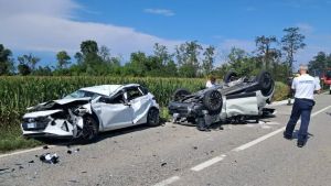 Scontro frontale tra due auto e un trattore sulla Napoleonica: sei feriti, uno è grave