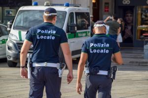 Rassistisches Verbrechen in Italien: Polizei tötet am Boden fixierten Mann